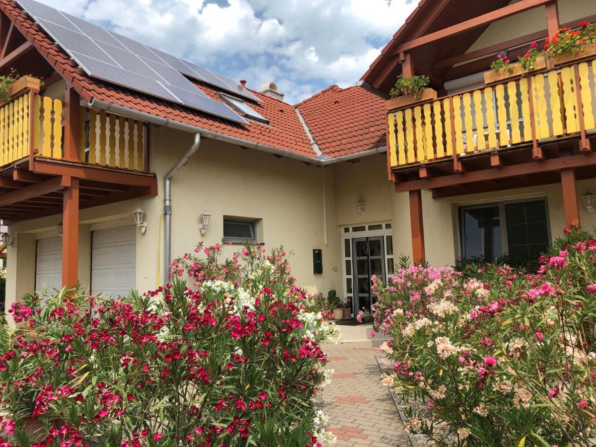 Hotel Haus Marika Siófok Esterno foto