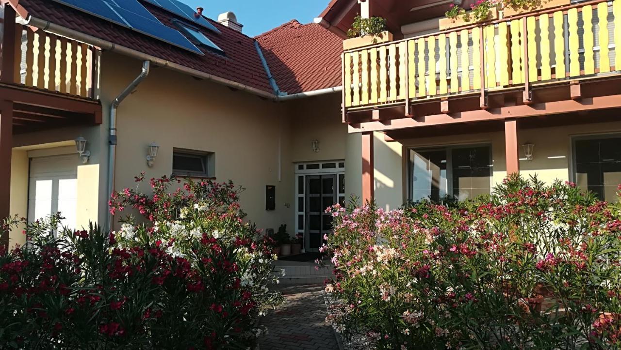 Hotel Haus Marika Siófok Esterno foto
